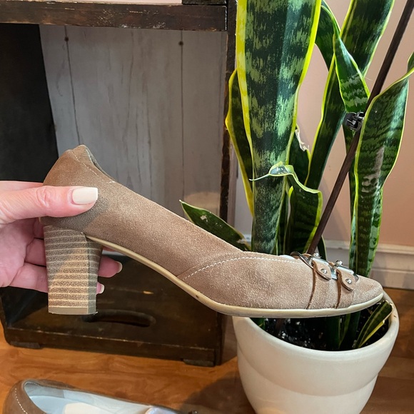 Vintage Light Brown Suede 'Hogl' Wood Stacked Heel Pumps - Picture 7 of 16